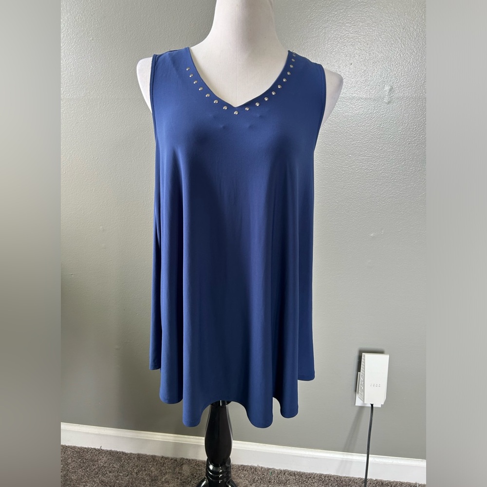 New direction women’s size M sleeveless studded V-neck top with flare bottom
